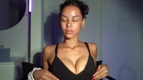 Snapshot of augustlaines chatting on 11/01/25, 08:00 August online show from 11/01/25, 08:00