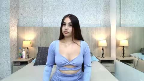 Snapshot of aura_lara chatting on 04/22/26, 07:26 Aura online show from 04/22/26, 07:26