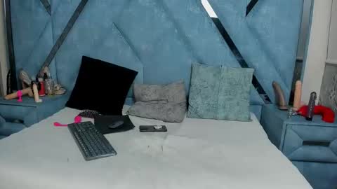 Monii Yi online show from 06/08/26, 03:40