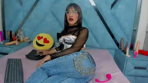 Monii Yi online show from 06/18/26, 03:29