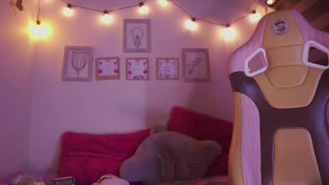 Snapshot of aura_rouss chatting on 11/14/25, 12:20 aura_rouss online show from 11/14/25, 12:20