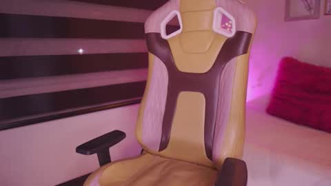 Snapshot of aura_rouss chatting on 11/28/25, 02:03 aura_rouss online show from 11/28/25, 02:03