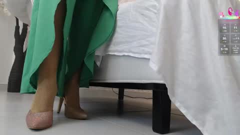 Aura sanders online show from 12/17/25, 12:00