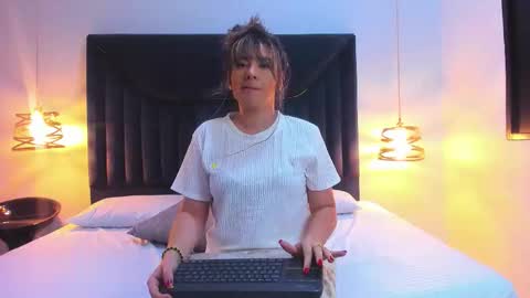 Aura Evans online show from 09/10/25, 12:05