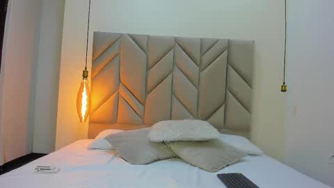 Aura Evans online show from 09/14/25, 12:04