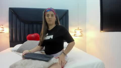 Aura Evans online show from 09/22/25, 11:45