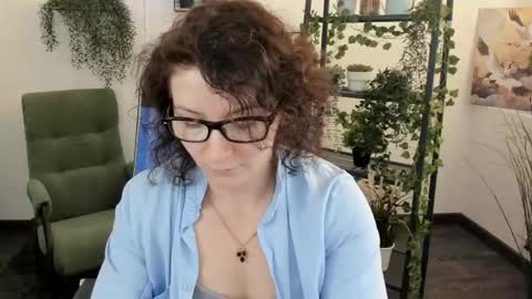 Snapshot of aureliagleam chatting on 05/18/26, 01:35 Aurelia online show from 05/18/26, 01:35