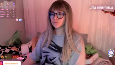 Snapshot of aurora_blaack chatting on 11/09/25, 10:30 val online show from 11/09/25, 10:30