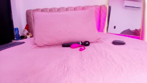 auroraa_miller online show from 12/18/25, 12:00