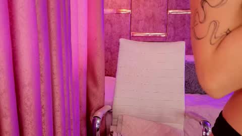 Snapshot of auroralanee chatting on 09/23/25, 08:12 aurora online show from 09/23/25, 08:12