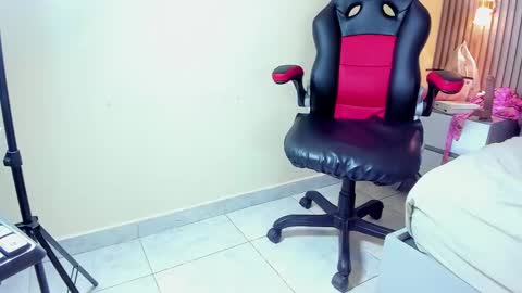 auroramartin2 online show from 11/07/25, 07:58