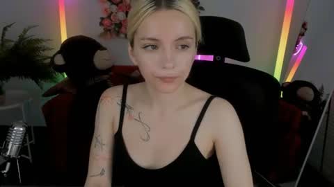 aurorawrenfield online show from 06/12/26, 04:33