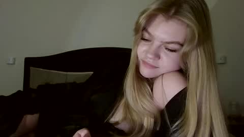 AuroraXRoses online show from 11/06/25, 08:32