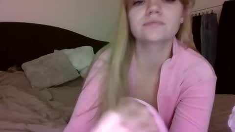 AuroraXRoses online show from 11/19/25, 06:30