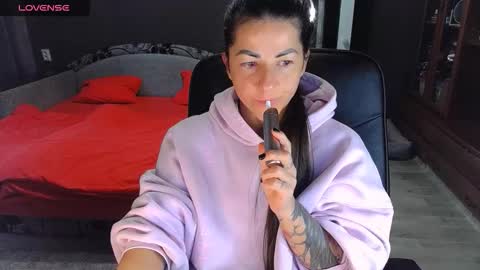 Snapshot of ava__doll chatting on 10/15/25, 10:04 Ava online show from 10/15/25, 10:04