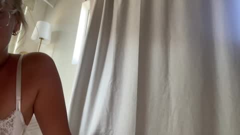 Snapshot of avaamonroe chatting on 10/22/25, 08:52 Ava Monroe online show from 10/22/25, 08:52