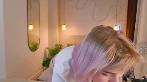 avabloom_ online show from 11/12/25, 09:25