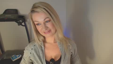 Snapshot of avaluxe_ chatting on 02/06/26, 04:32 Eira online show from 02/06/26, 04:32