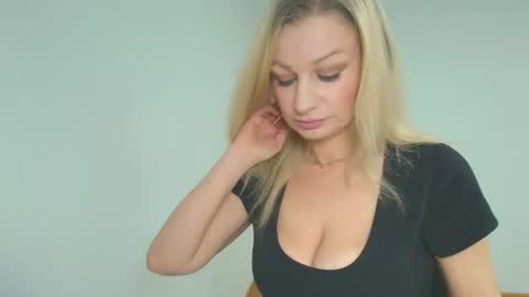 Snapshot of avaluxe_ chatting on 05/20/26, 03:40 Eira online show from 05/20/26, 03:40