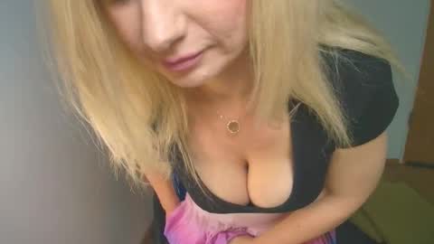 Snapshot of avaluxe_ chatting on 05/21/26, 02:24 Eira online show from 05/21/26, 02:24