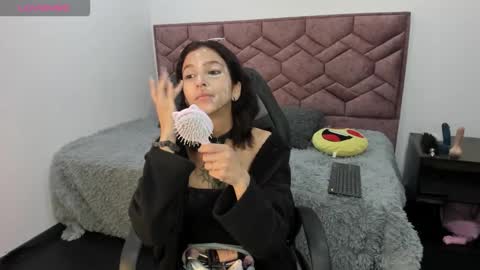 aveline_lux_ online show from 09/09/25, 10:26