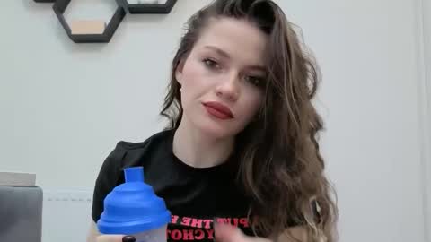 Snapshot of avelinehowo_uwu chatting on 03/24/26, 05:51 Aveline online show from 03/24/26, 05:51