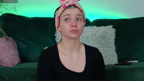 Snapshot of averywillow chatting on 09/30/25, 04:28 AveryWillow online show from 09/30/25, 04:28