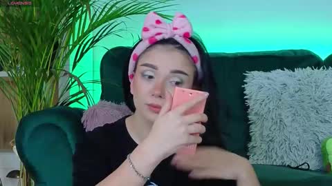 Snapshot of averywillow chatting on 10/10/25, 02:10 AveryWillow online show from 10/10/25, 02:10