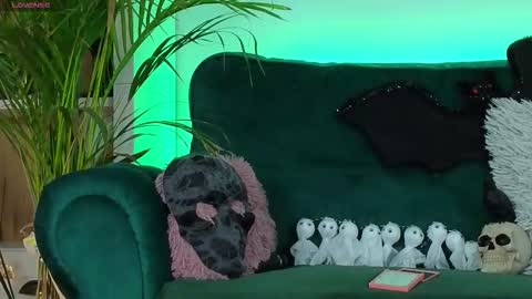 Snapshot of averywillow chatting on 10/27/25, 04:49 AveryWillow online show from 10/27/25, 04:49