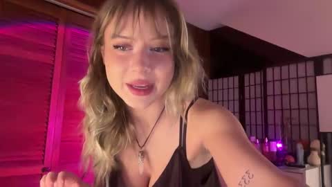 Snapshot of averyyy333 chatting on 11/08/25, 10:30 Avery online show from 11/08/25, 10:30