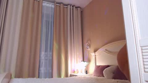 Snapshot of avrora_lew_ chatting on 10/13/25, 10:32 Avrora Inst online show from 10/13/25, 10:32