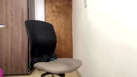 Snapshot of aw0052 chatting on 12/02/25, 03:40 AndrewXxl independent online show from 12/02/25, 03:40