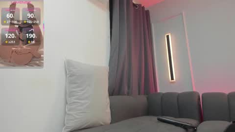 Snapshot of axaras chatting on 10/20/25, 11:21 Axara online show from 10/20/25, 11:21