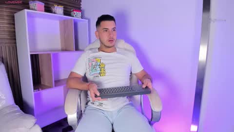axel_grey_ online show from 10/17/25, 12:19