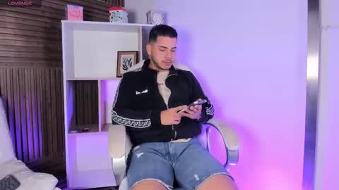 axel_grey_ online show from 11/19/25, 12:16