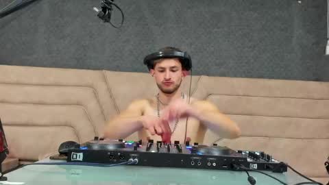 Axel  online show from 05/22/26, 01:24