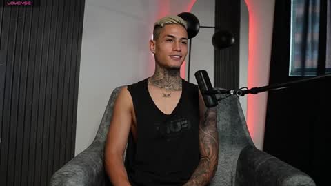 Snapshot of axel_villa chatting on 12/13/24, 08:58 Agustin online show from 12/13/24, 08:58