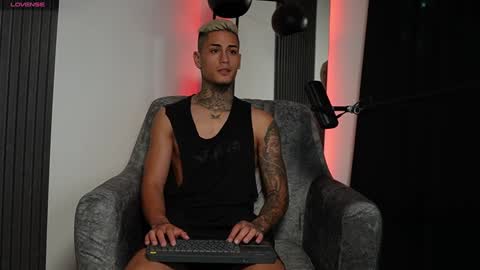 Snapshot of axel_villa chatting on 12/14/24, 12:01 Agustin online show from 12/14/24, 12:01