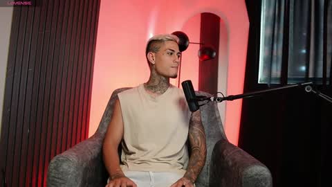 Snapshot of axel_villa chatting on 12/14/24, 09:13 Agustin online show from 12/14/24, 09:13