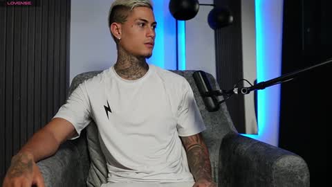 Snapshot of axel_villa chatting on 12/17/24, 10:43 Agustin online show from 12/17/24, 10:43