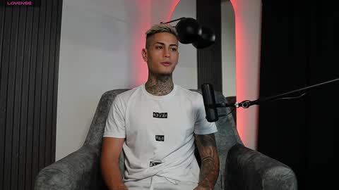 Snapshot of axel_villa chatting on 12/21/24, 12:53 Agustin online show from 12/21/24, 12:53