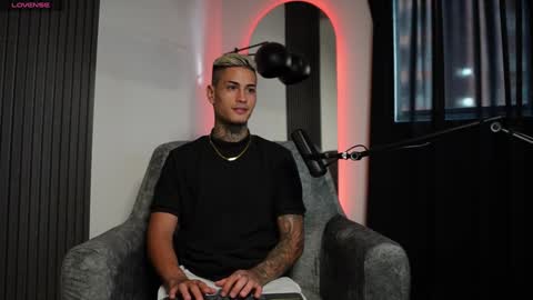 Snapshot of axel_villa chatting on 12/23/24, 09:08 Agustin online show from 12/23/24, 09:08