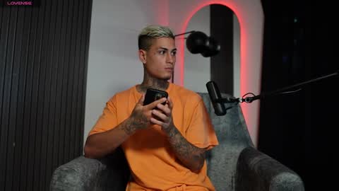 Snapshot of axel_villa chatting on 12/26/24, 11:35 Agustin online show from 12/26/24, 11:35