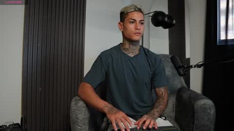 Snapshot of axel_villa chatting on 12/30/24, 03:57 Agustin online show from 12/30/24, 03:57