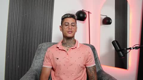 Snapshot of axel_villa chatting on 02/10/25, 10:09 Agustin online show from 02/10/25, 10:09