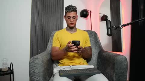 Snapshot of axel_villa chatting on 02/12/25, 09:54 Agustin online show from 02/12/25, 09:54