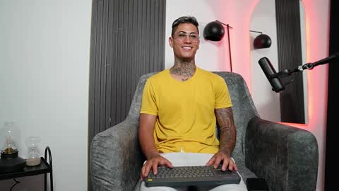 Snapshot of axel_villa chatting on 02/13/25, 12:57 Agustin online show from 02/13/25, 12:57