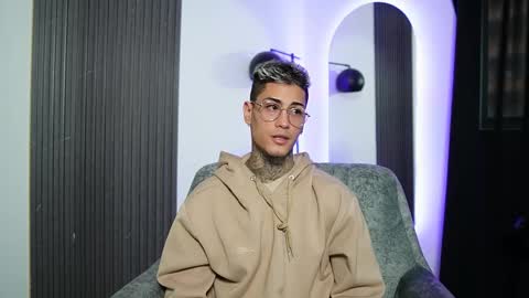 Snapshot of axel_villa chatting on 02/15/25, 10:21 Agustin online show from 02/15/25, 10:21