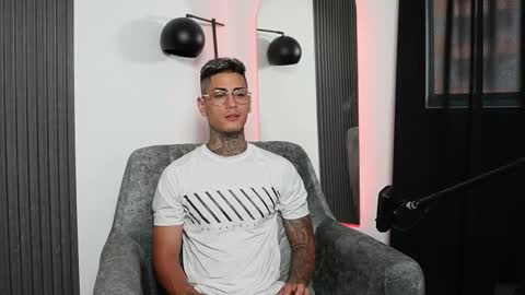 Snapshot of axel_villa chatting on 02/18/25, 09:53 Agustin online show from 02/18/25, 09:53