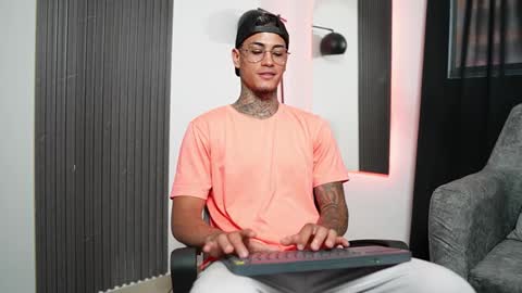 Snapshot of axel_villa chatting on 02/27/25, 09:25 Agustin online show from 02/27/25, 09:25